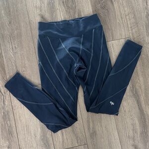 Alo Yoga Alosoft High-Waist Sunray Legging in Navy/Ivory - barely worn!